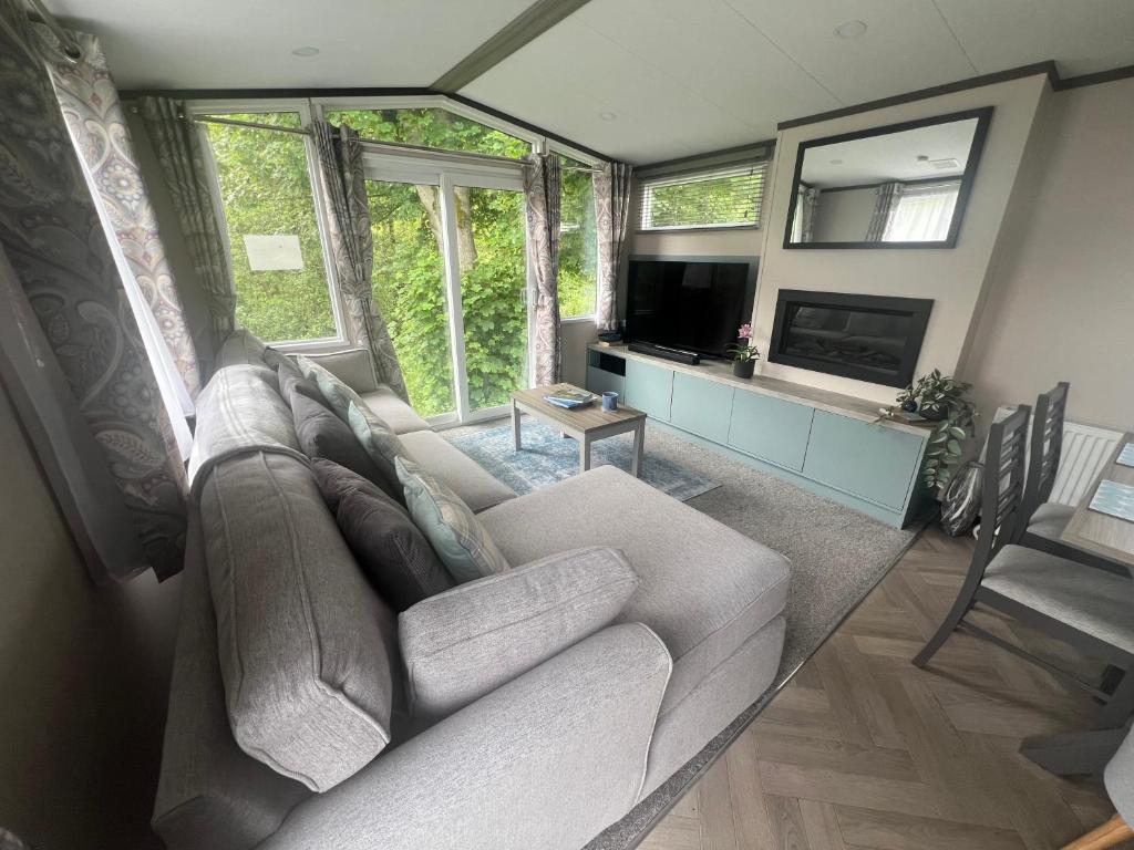 a living room with a couch and a tv at Hardy's Hut in Felton