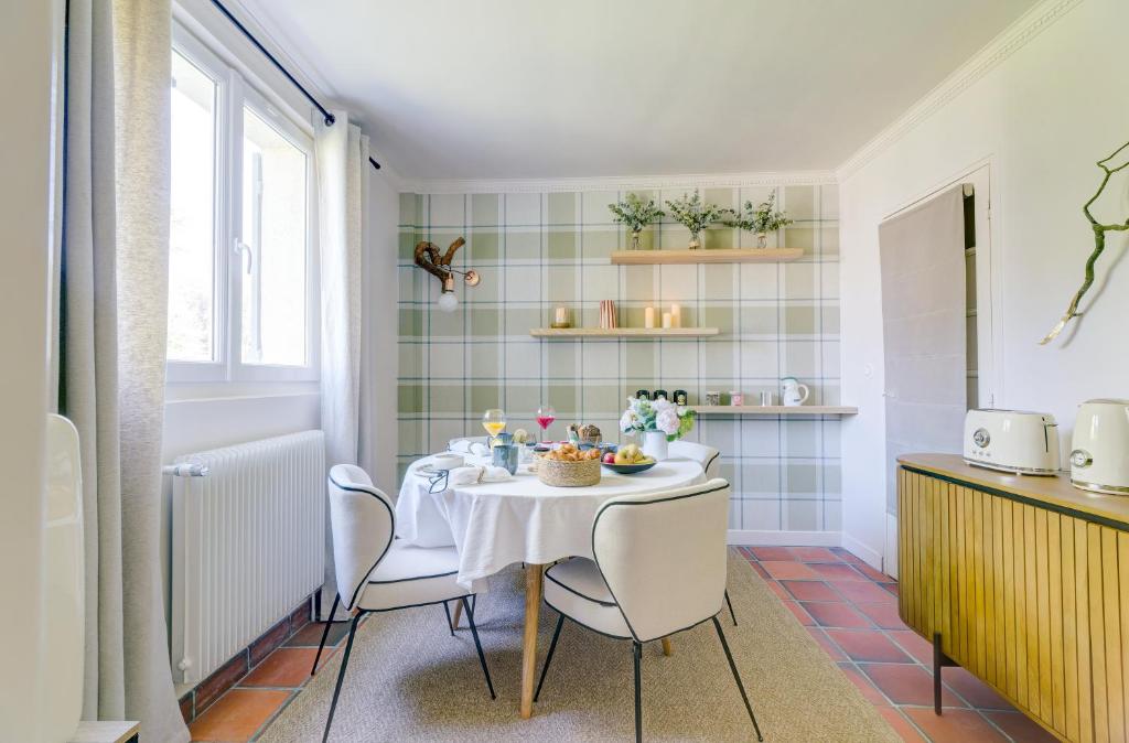 a dining room with a table and chairs in a kitchen at Be My Guest Champagne in Gueux