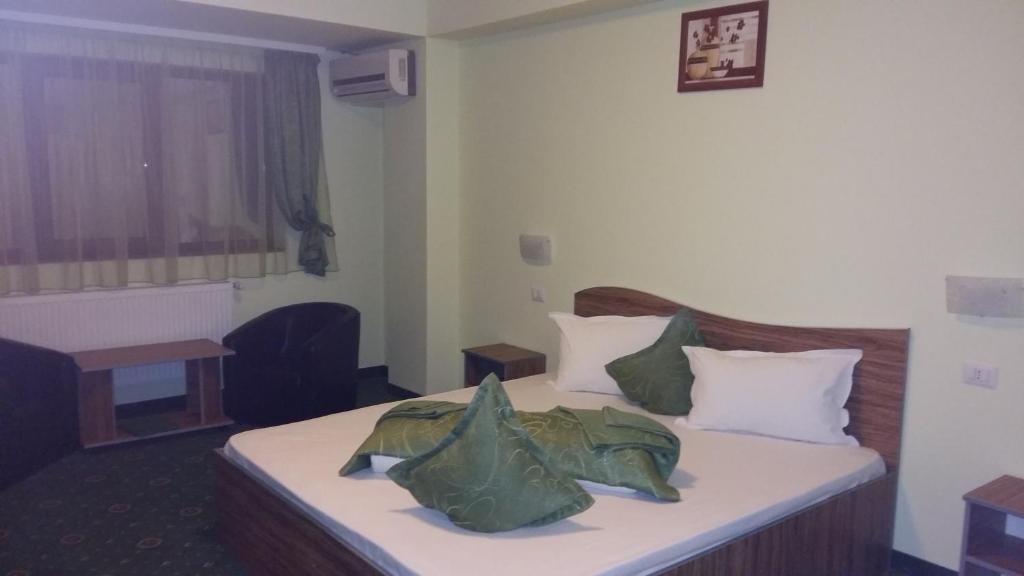 Postel nebo postele na pokoji v ubytování Hotel Corneliuss