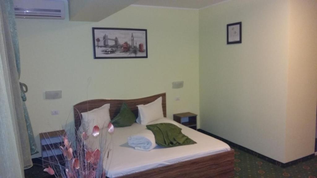 Postel nebo postele na pokoji v ubytování Hotel Corneliuss