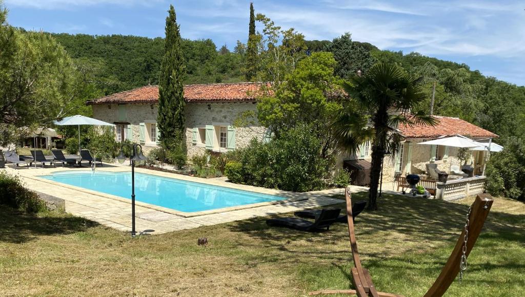 an external view of a house with a swimming pool at La Bordeneuve - Chambre d'hôtes in Auch