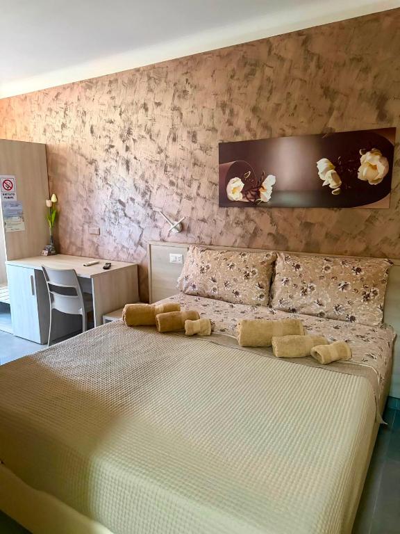 a bedroom with a large bed with towels on it at Maria House in Parghelia