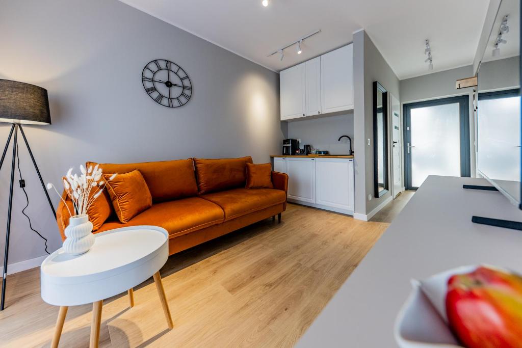 a living room with a couch and a table at Apartamenty i pokoje deluxe PÓŁNOCNA PRZYSTAŃ in Przewłoka