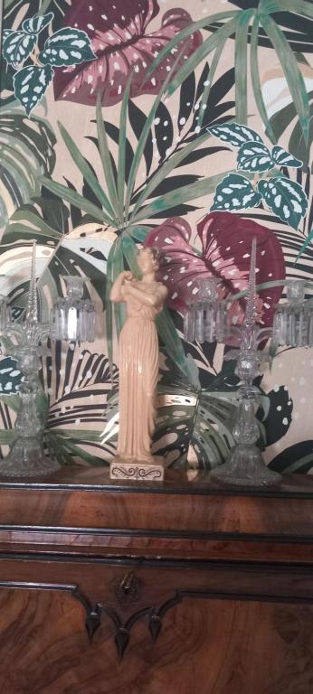 a statue of a woman sitting on top of a table at B&B delle Arti in Crema