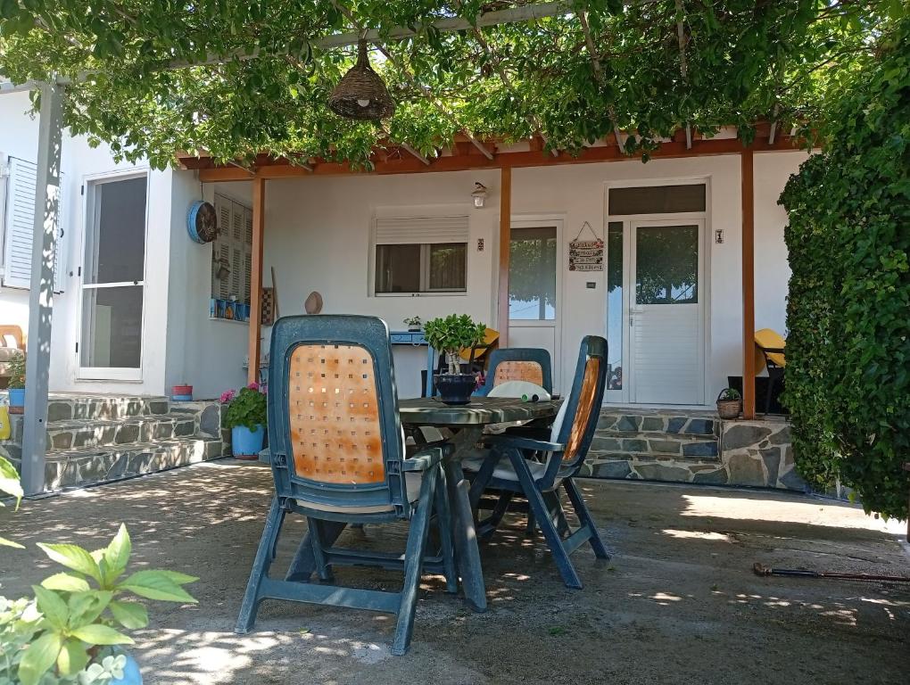 a table and chairs in front of a house at Το σπίτι της Ελένης in Vlakhiá