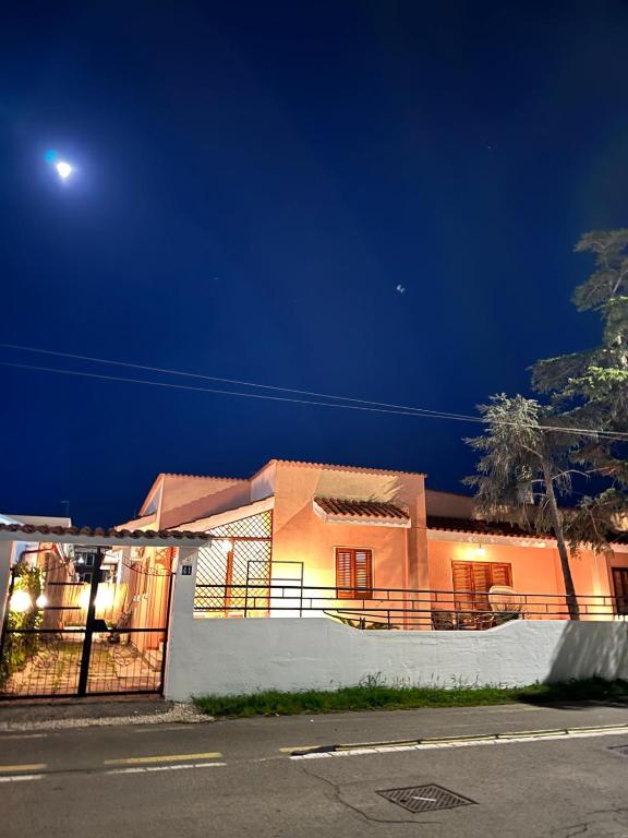a house at night with the moon in the sky at Da mare in Ginosa Marina