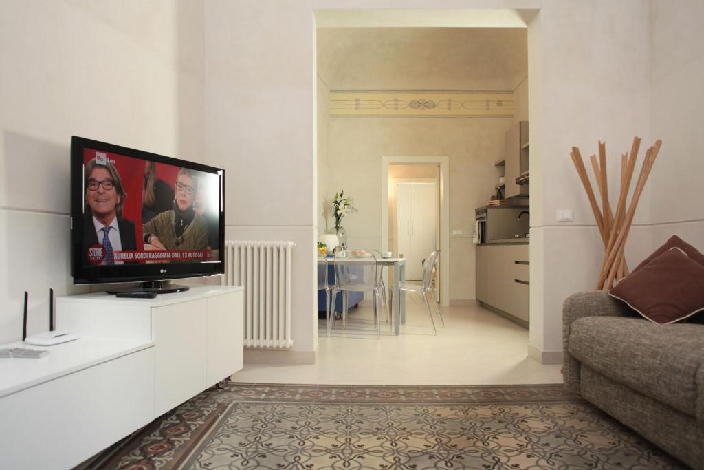 soggiorno con TV a schermo piatto e armadio bianco di Casa LIGNY - charme apartment a Trapani