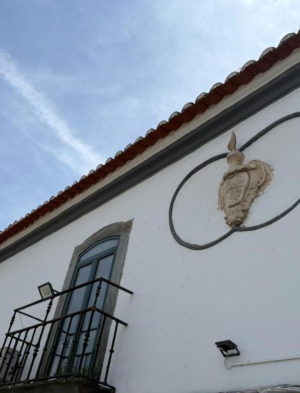 a painting of a bird on the side of a building at Casa Velha in Mourão