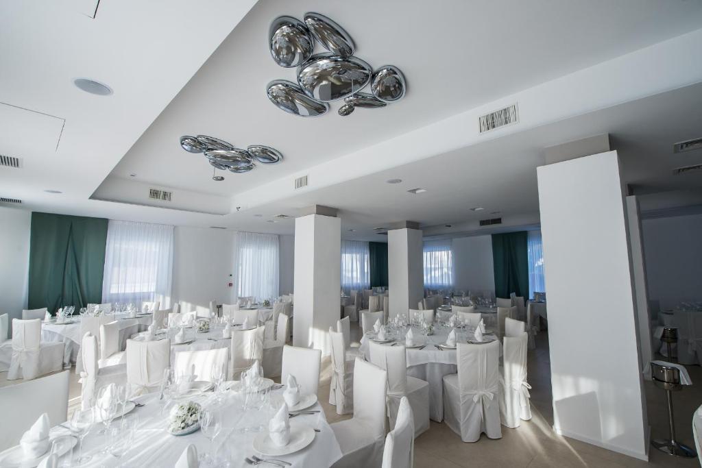 Restaurace v ubytování Malucri Resort