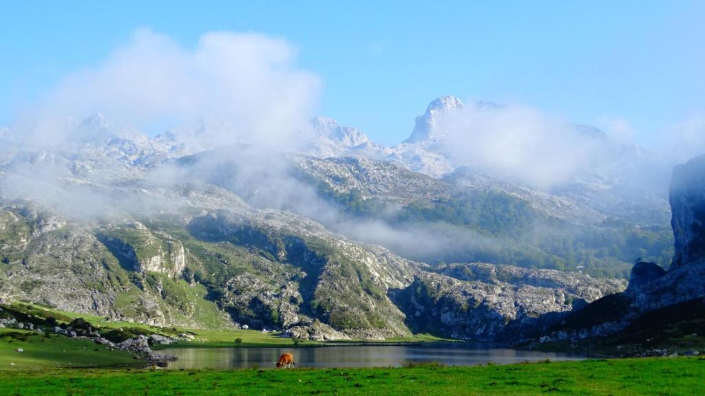 a mountain range with a lake in the foreground at Casa rural Angelita in Cangas de Onís
