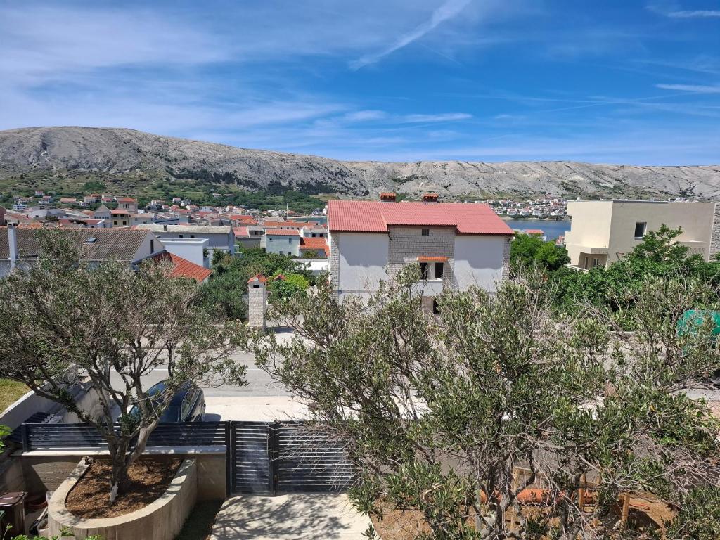 a view of a city with mountains in the background at Apartmani T'n'T in Pag