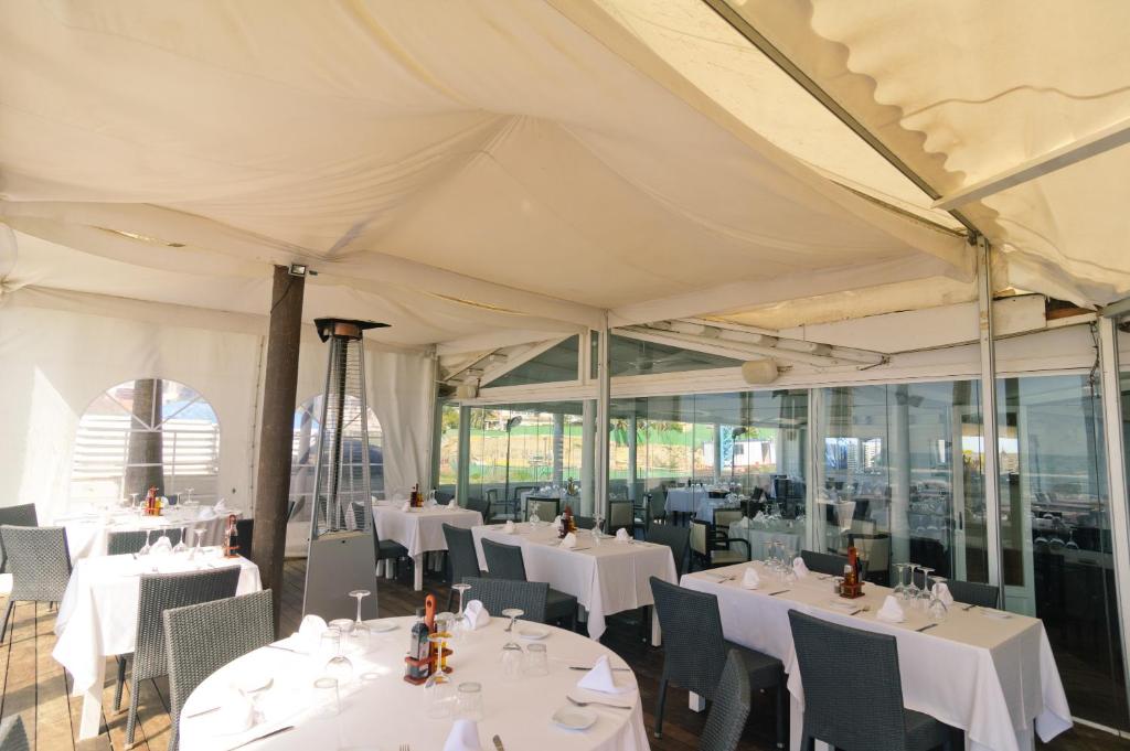 Restaurace v ubytování Villa Las Chapas Playa