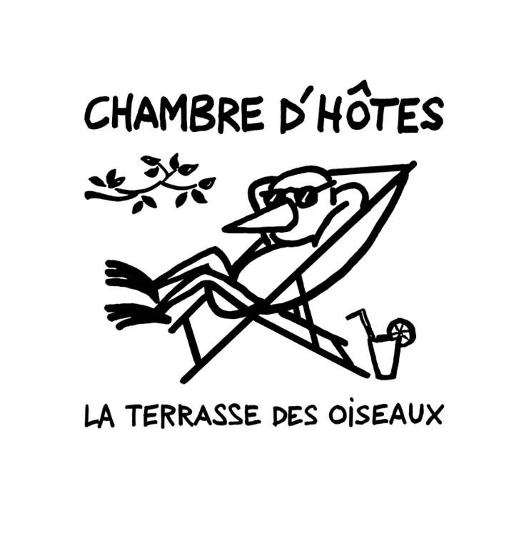 a bird sitting on a beach towel with the textarma vibes la terras at La terrasse des oiseaux in Taillet
