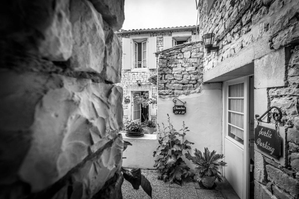 a small alley with a building and a door at Hôtel Le Peu Breton in Sainte-Marie-de-Ré