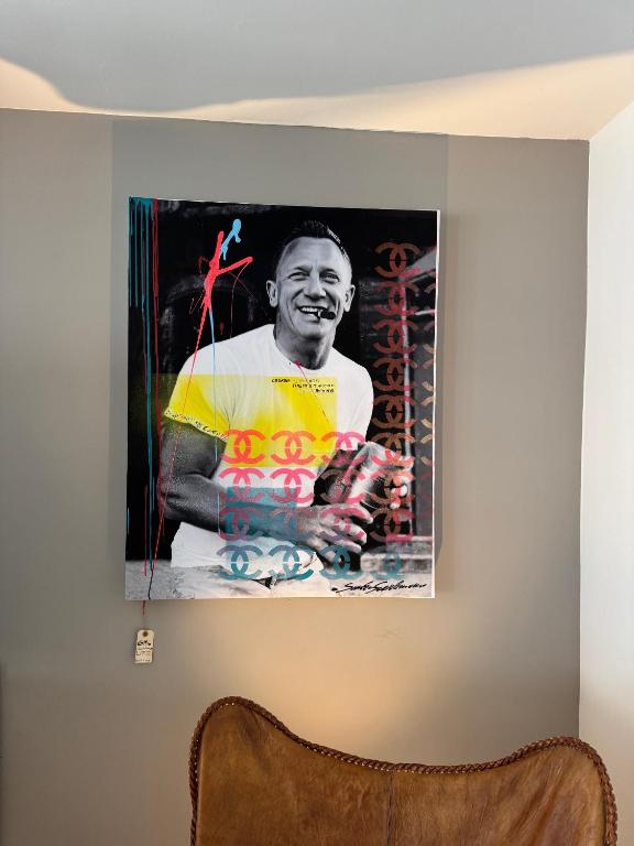 a picture of a man hanging on a wall at Penthouse in Buttelstedt