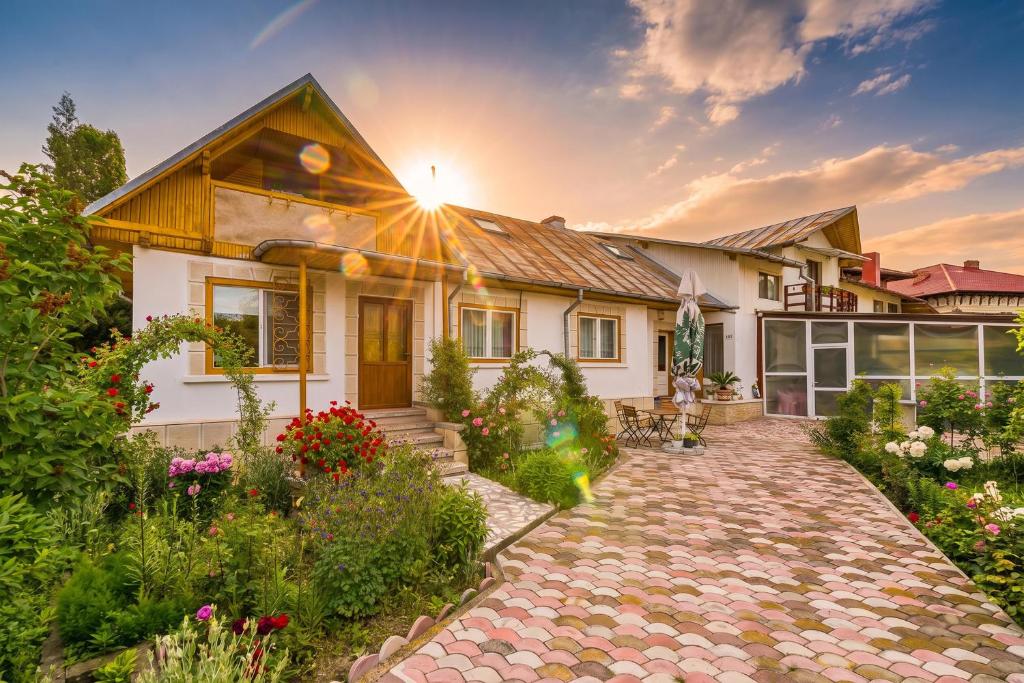 a house with a garden in front of it at Casa Buga in Telega