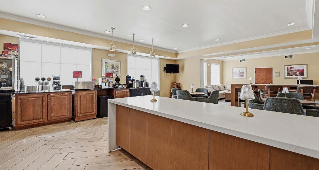 Best Western PLUS Hannaford Inn & Suites photo