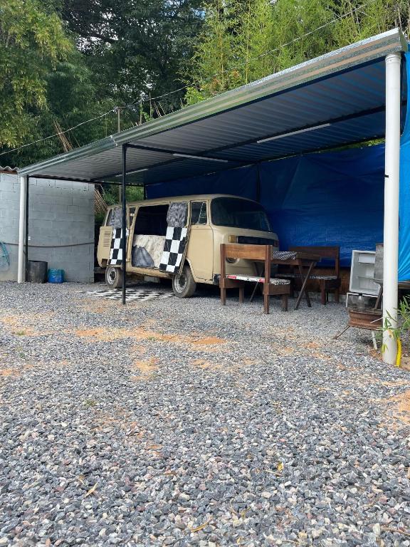 a van and a table under a tent at Kombi Home in Piedade
