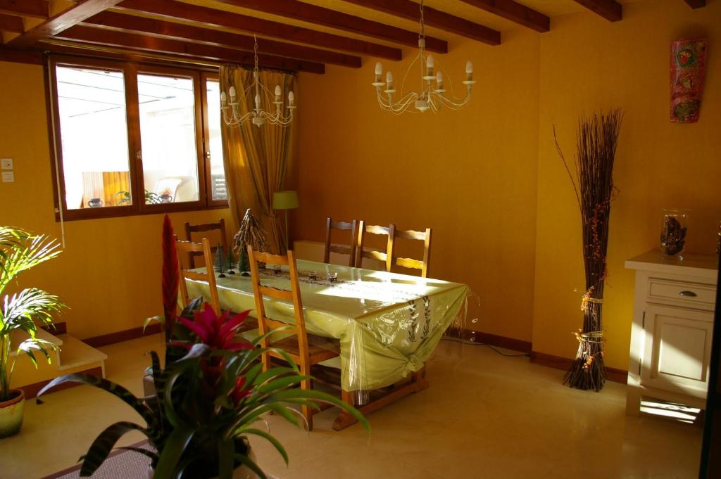 a dining room with a table and chairs at Chambres et table d'hôtes La Cognée in Cugnaux