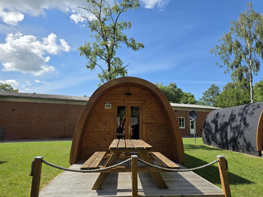 a igloo building with a picnic table in the grass at 43 Camping Pod "Molfsee" in Silberstedt
