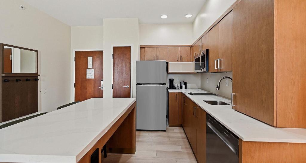 Best Western PLUS Hannaford Inn & Suites photo