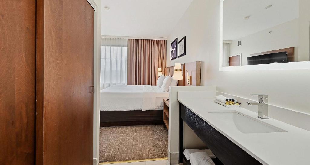 Best Western PLUS Hannaford Inn & Suites photo