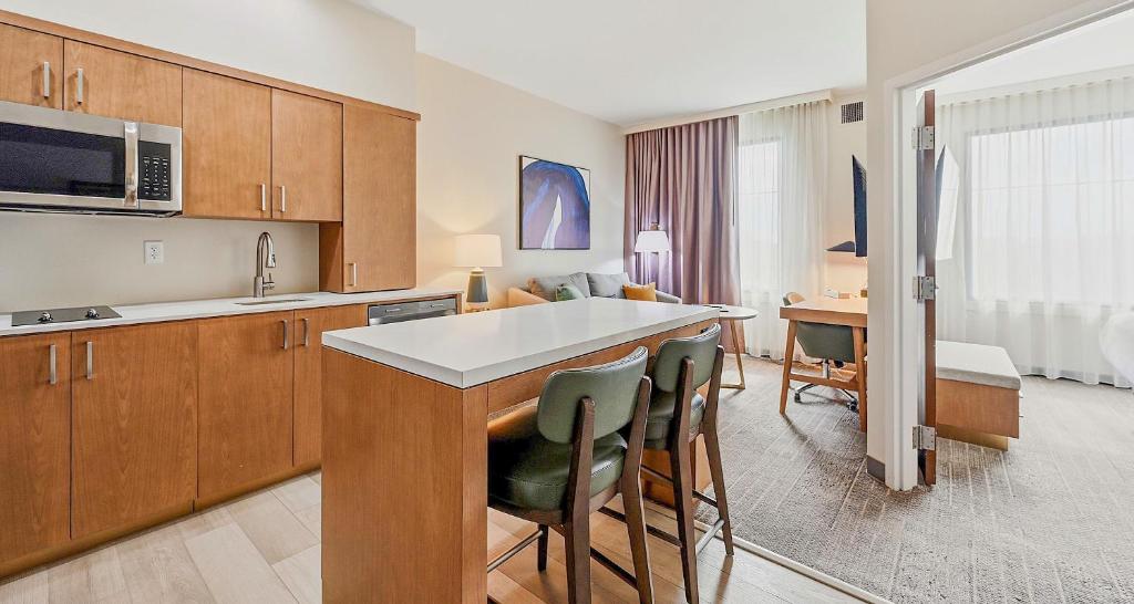 Best Western PLUS Hannaford Inn & Suites photo