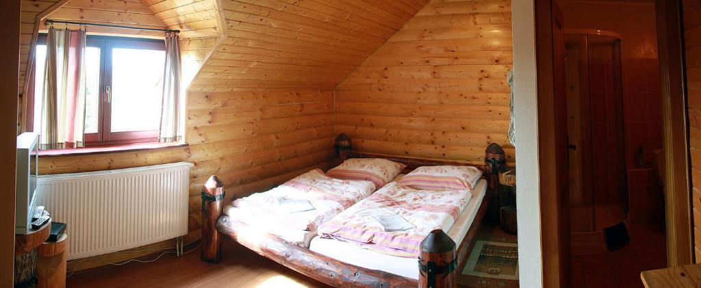 Postel nebo postele na pokoji v ubytování Zrub Benango