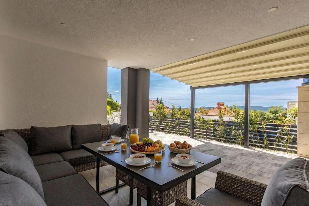 Spacious Pool Apartment Crikvenica - Happy Rentals