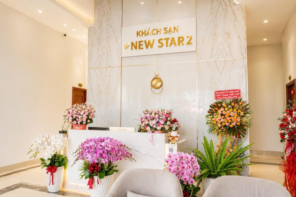 a waiting room with flowers in vases at Khách sạn New Star 2 in Thiện Ngôn