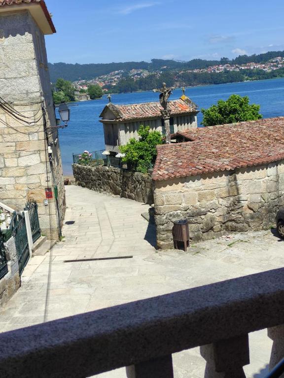 a view of a building and the water at Casa da Fonte in Combarro
