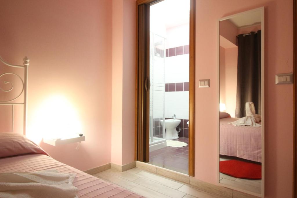 Postel nebo postele na pokoji v ubytování Nemi rooms