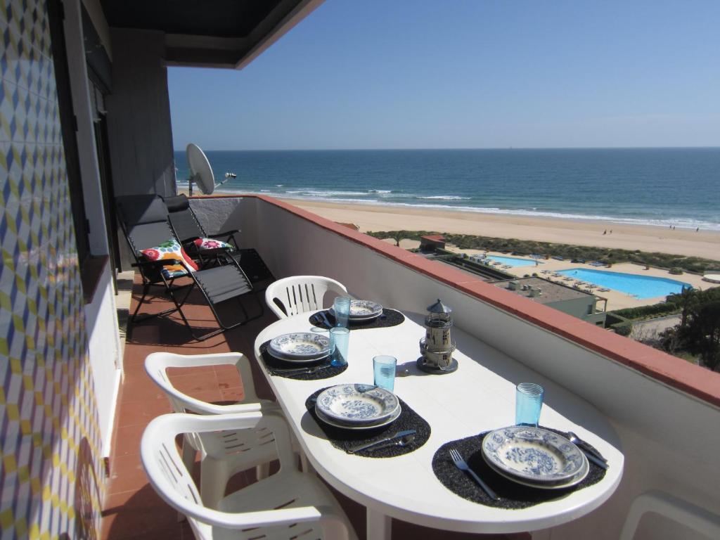 uma mesa numa varanda com vista para a praia em Apartment Torralta em Alvor
