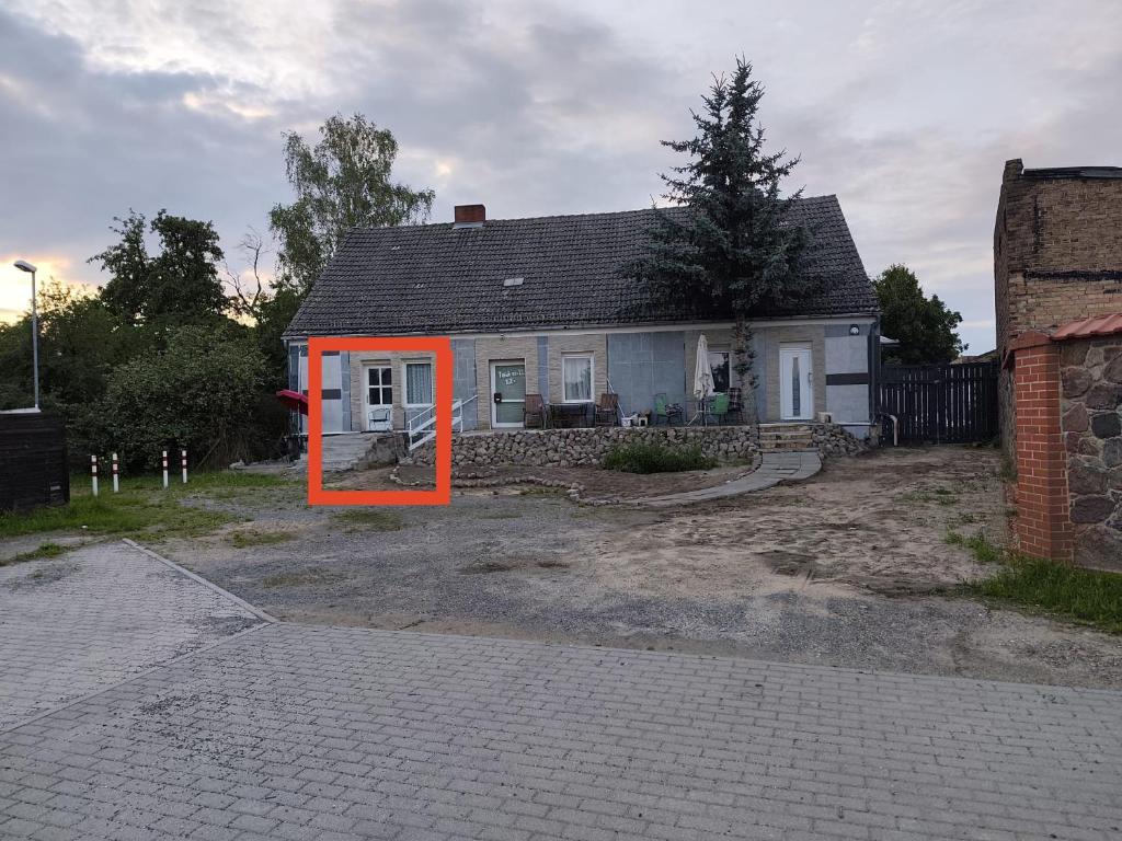 ein Haus mit orangefarbener Farbe an der Vorderseite in der Unterkunft imperial 3 in Leuenberg