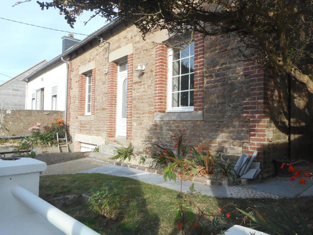 a brick house with a window on the side of it at Le paradis sur mer in Paimpol
