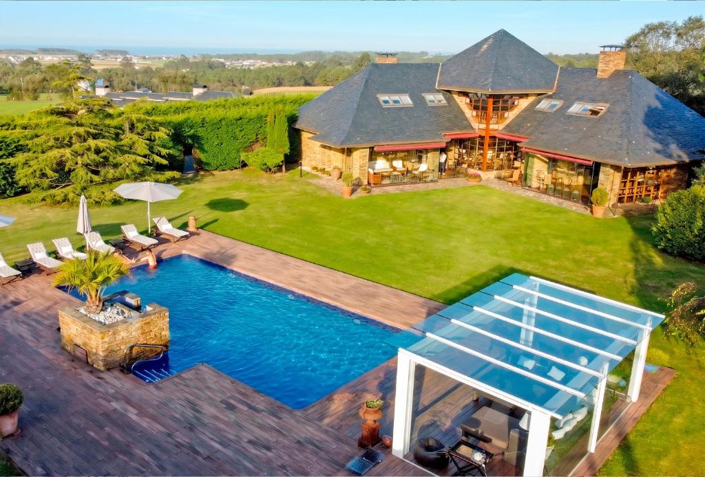 an aerial view of a house with a swimming pool at Cubo's Casa Liso in Coaña