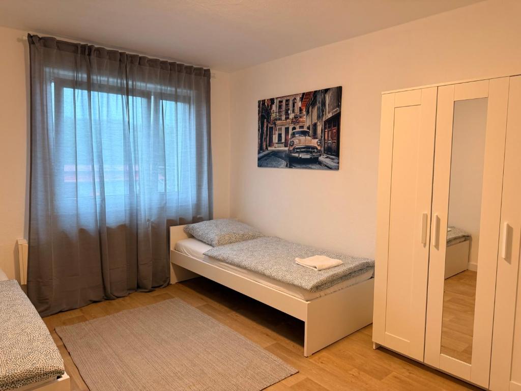 a small room with a bed and a window at Ferienwohnung Weinrebe in Oppenheim