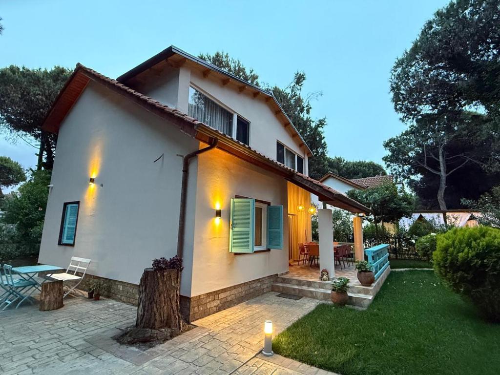 a small white house with a patio in the yard at Villa Zen Oasis in Golem