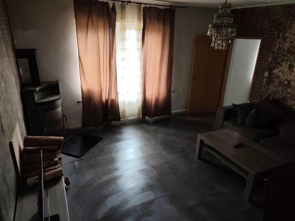 ein Wohnzimmer mit Sofa und Tisch in der Unterkunft imperial 2 in Leuenberg