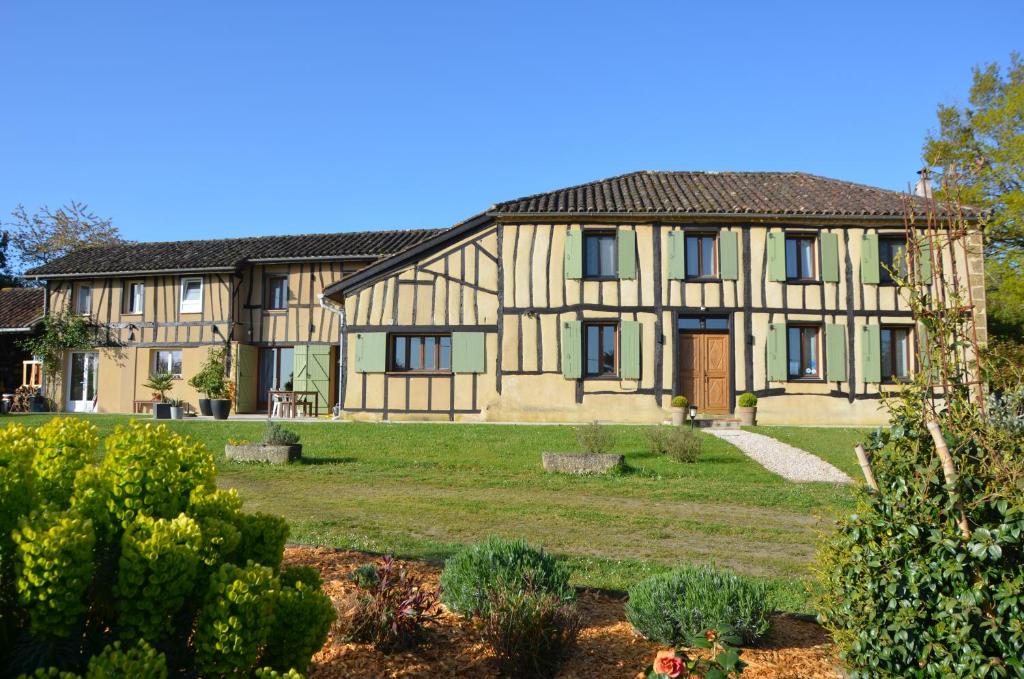 a large house with a yard in front of it at La Cour d'Arblade in Arblade-le-Haut