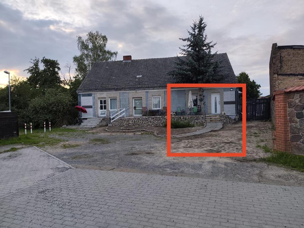 ein Haus mit einem orangefarbenen Rahmen davor in der Unterkunft imperial 1 in Leuenberg