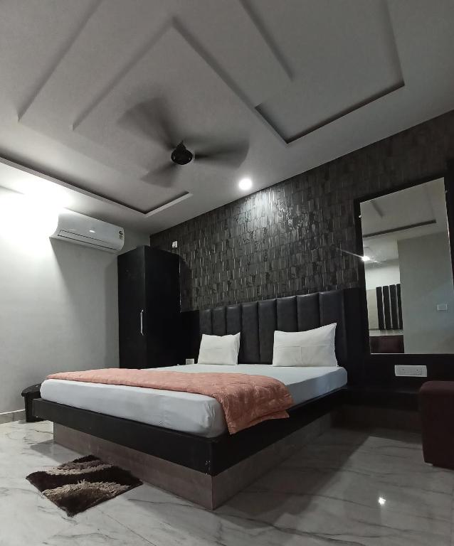 a bedroom with a large bed and a mirror at Shree radhe palace in Datia