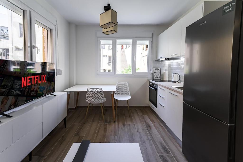 Modern 1BR City Apartment with Fast WiFi Sleeps 3 D4
