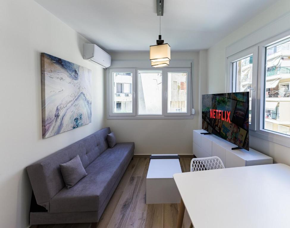 Bright 1BR City Stay for 3 Fast WiFi Smart TV D5