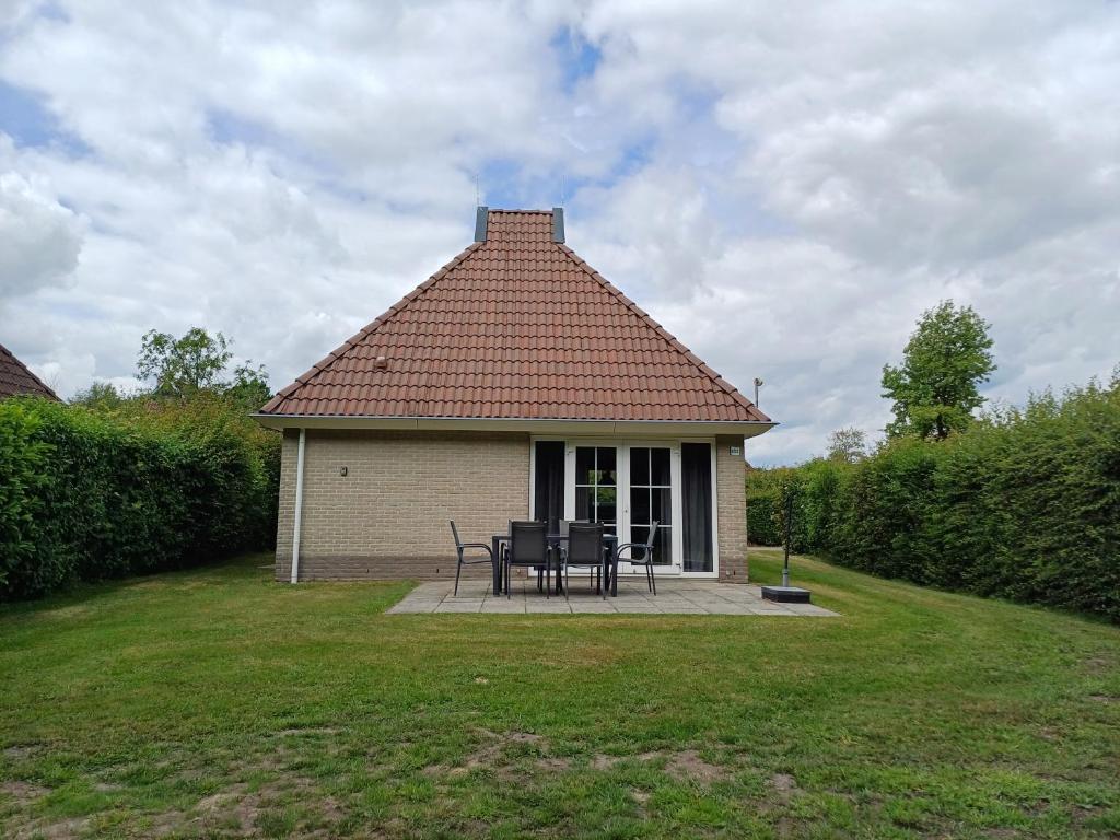 a house with a table and chairs in a yard at Oevr652 in Earnewâld