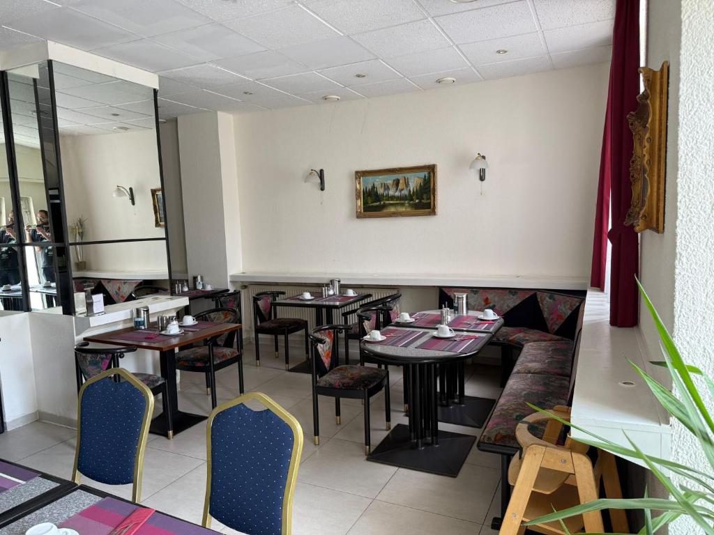 a dining room with tables and chairs in a restaurant at Hotel mit zwei doppelzimmer in Leipzig