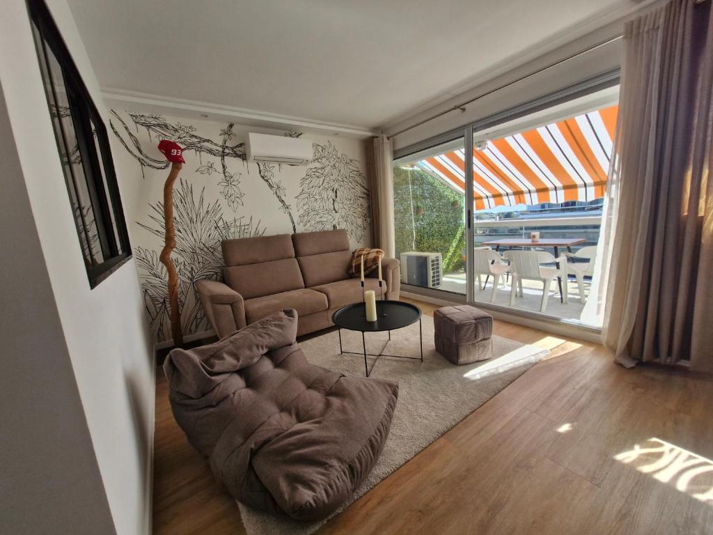 Elegant 2-room apartment with panoramic sea view & pool
