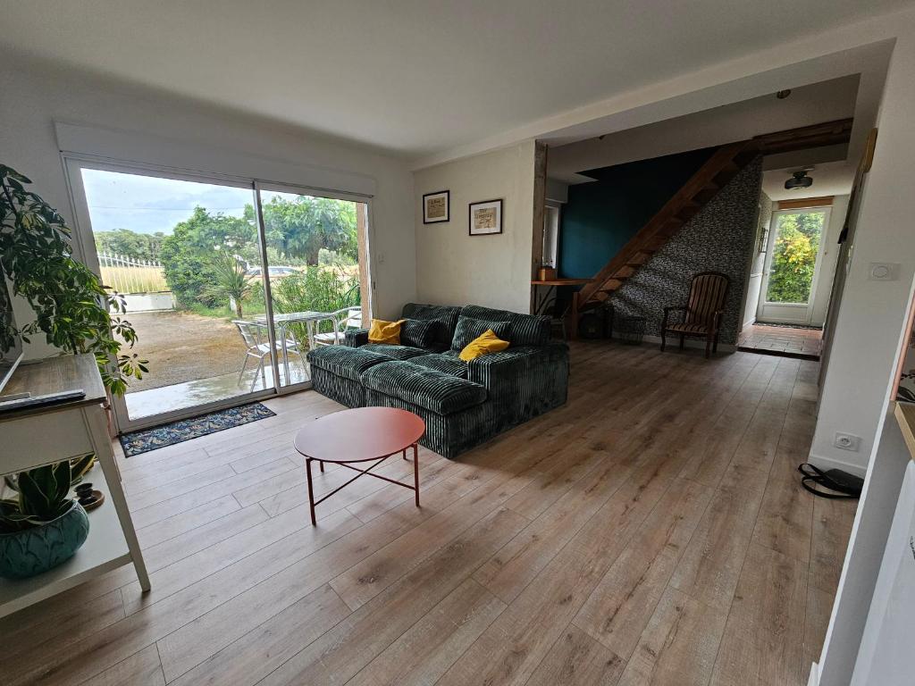 a living room with a couch and a table at Cottage Fonsorbes RDC Maison in Fonsorbes