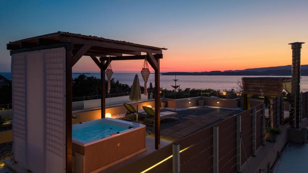 a hot tub on the roof of a house at Niko Studios in Lassi