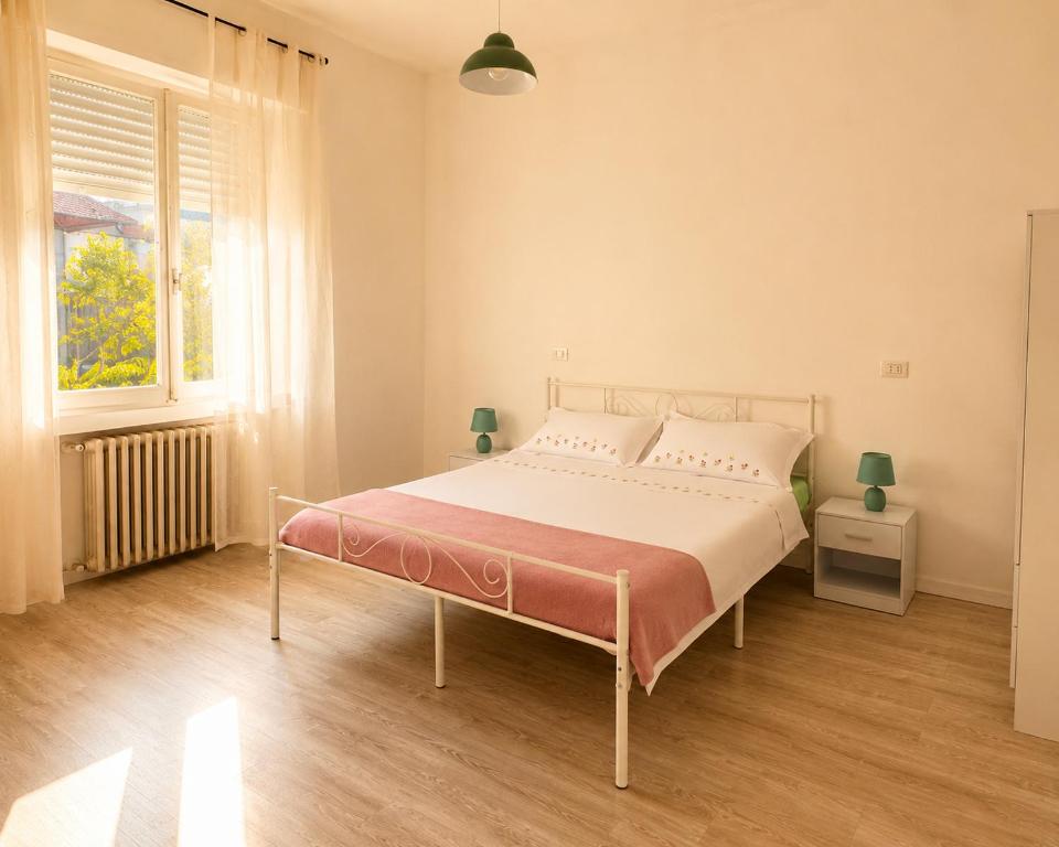 a bedroom with a bed and a window at Appartamenti Bellaria Vacanza e Relax in Bellaria-Igea Marina